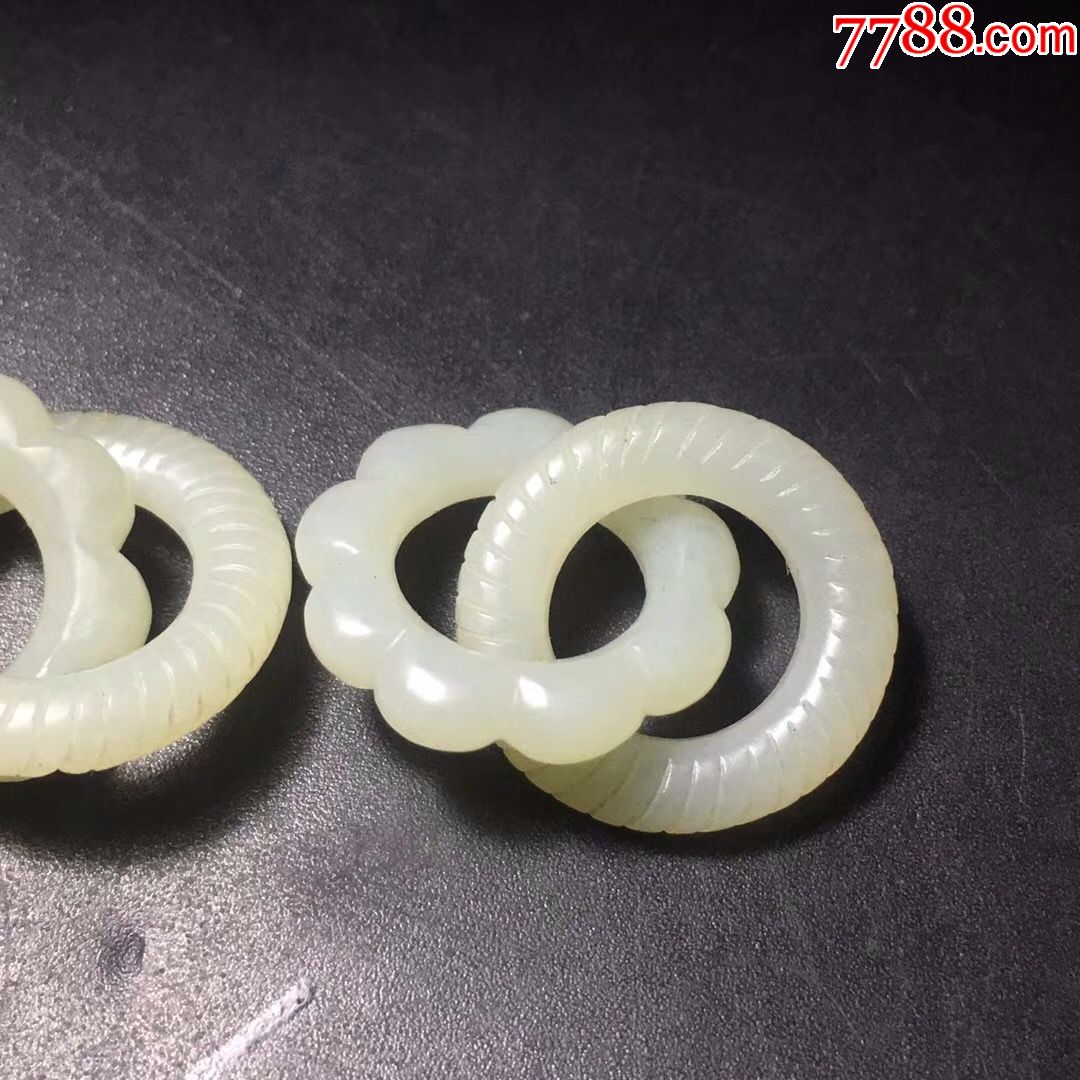 老和田玉两连环套环挂件一对