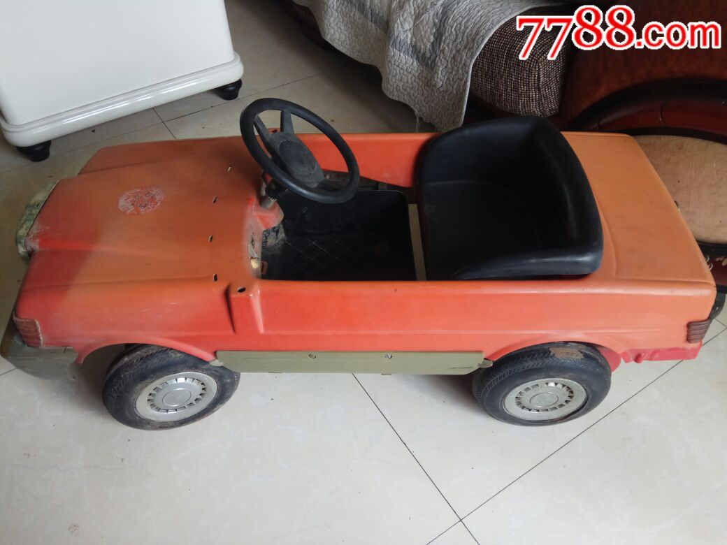 0浏览量:备注:长90厘米,宽38厘米,看图,玩具模型车一张,八十年代的