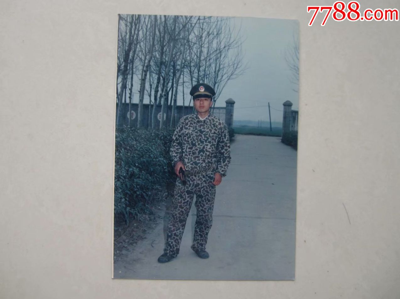 身穿迷彩服腰间挎手枪的武*战士-se59298199-老照片-零售-7788收藏