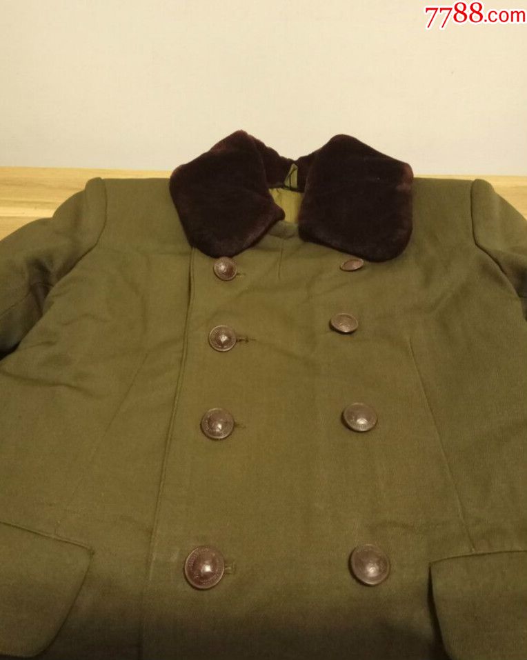 麦穗八一扣的老式马裤呢军大衣