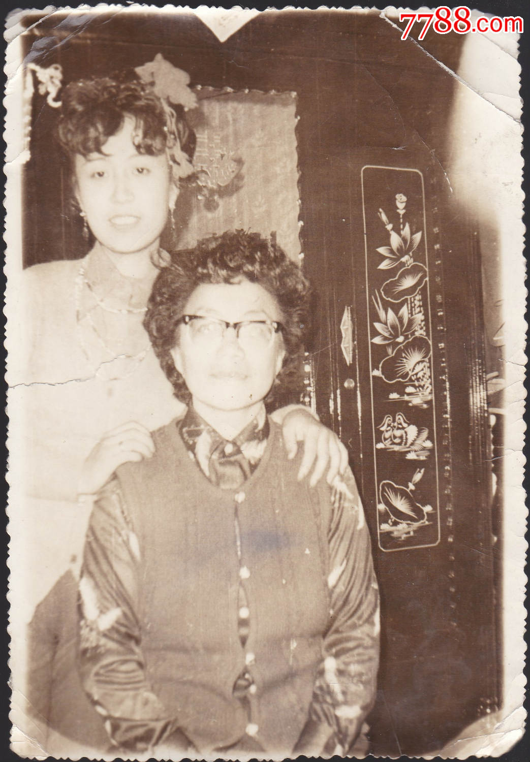 新娘与母亲室内留影-价格:5元-se59472356-老照片-零售-7788收藏