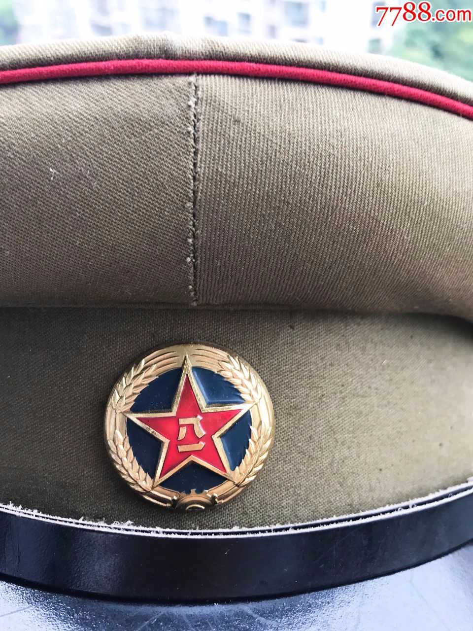 解放军帽子上的徽章图片