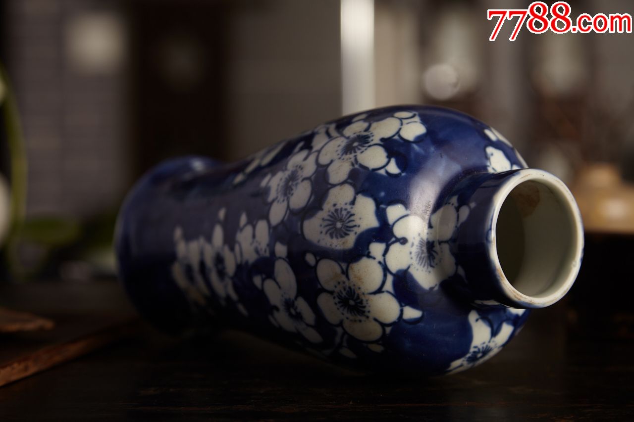 青花瓷梅花瓶