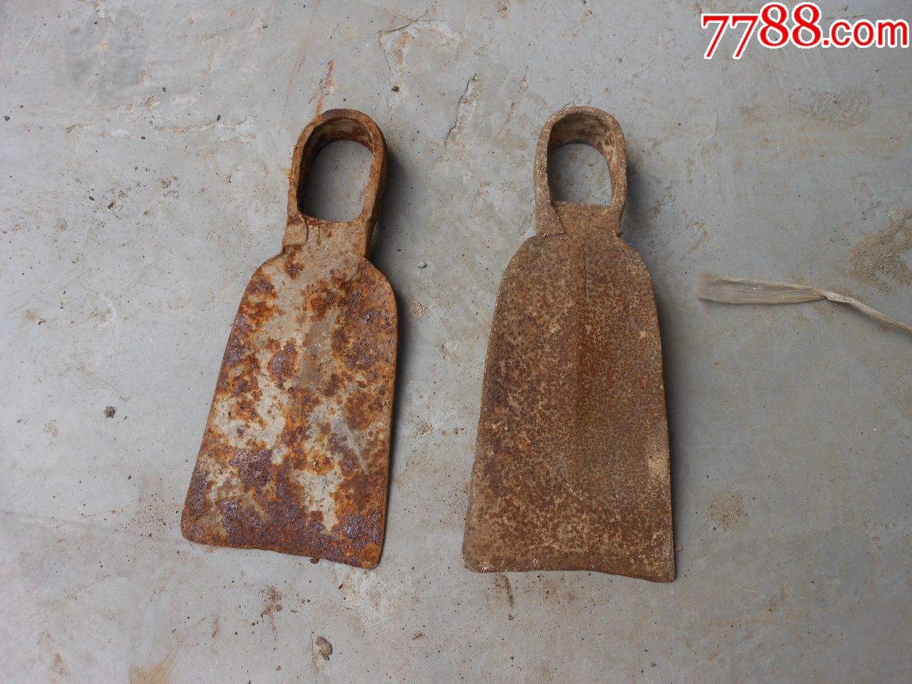 农具;铁锄头2个