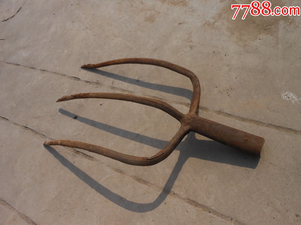 农具;三股铁叉一个