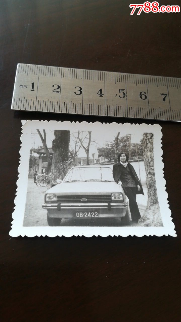 【美女和上海牌小轿车】(车牌清晰)