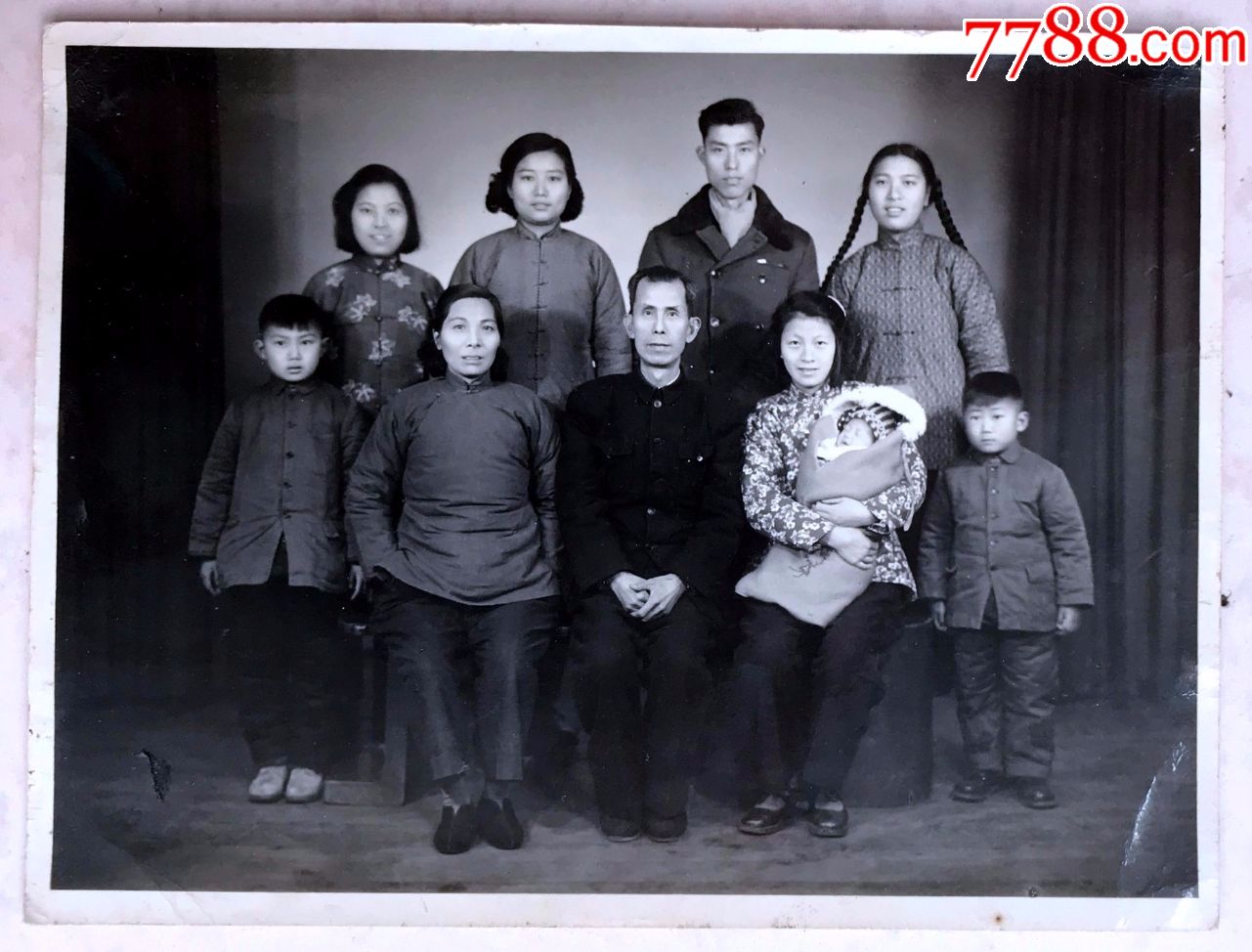 建国初全家福(照片泛银光)