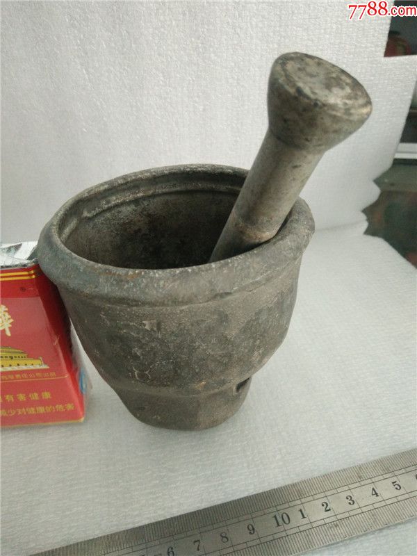 保存较好的铁的药臼子