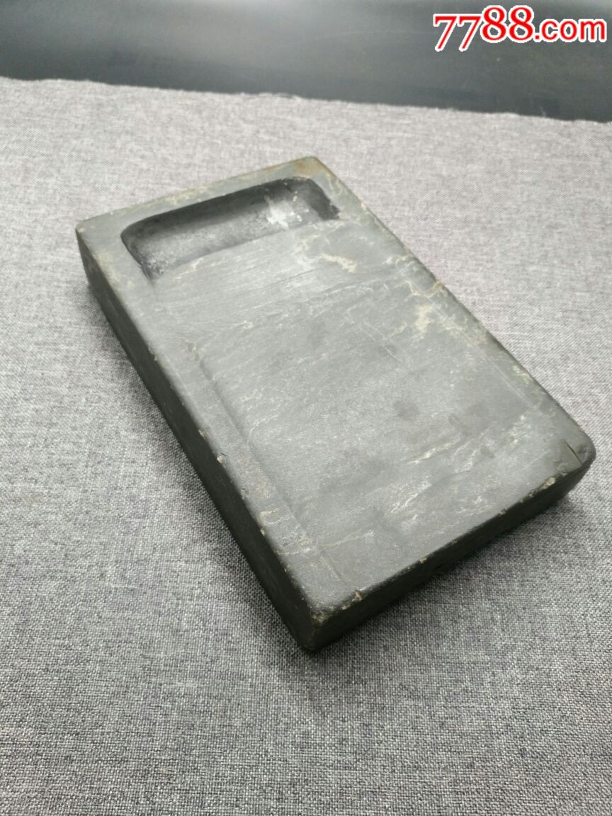 清代带眉老歙砚.长21.8厘米,宽13.5厘米.厚4厘米.一角小修.余全品.
