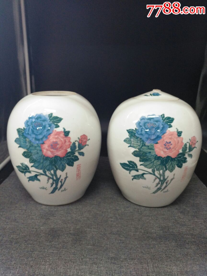 建国瓷临川瓷厂釉中彩罐一对.高22厘米,宽19厘米.缺盖.余全品.
