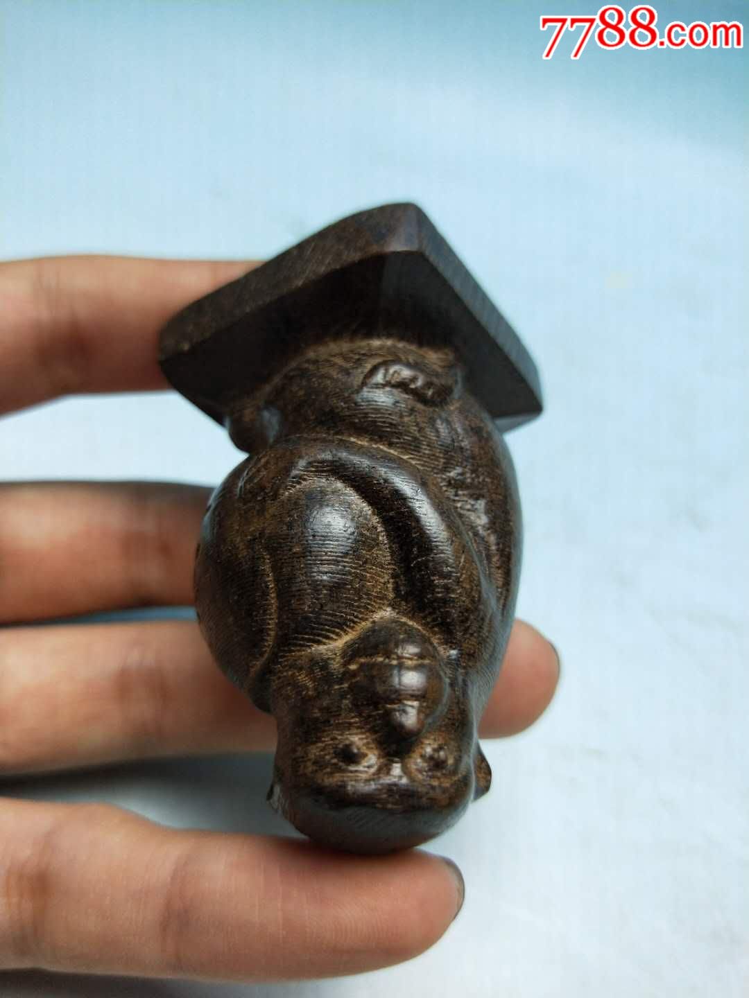 沉香木吉猴抱桃手把件