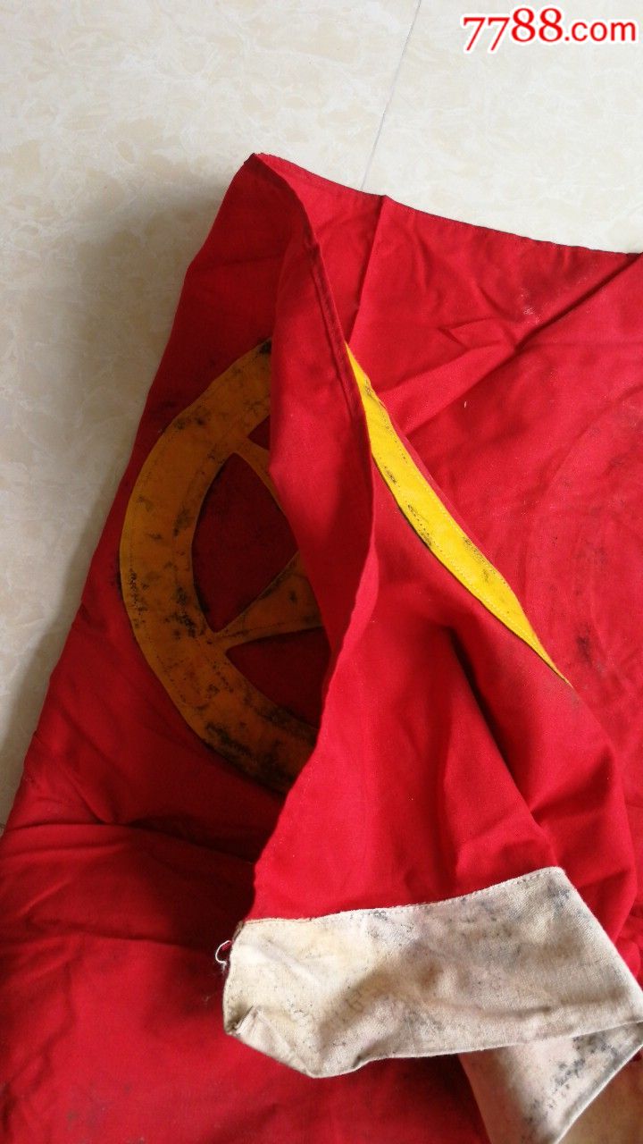 2面老团旗,红布制作,团徽是黄布缝纫机扎上的