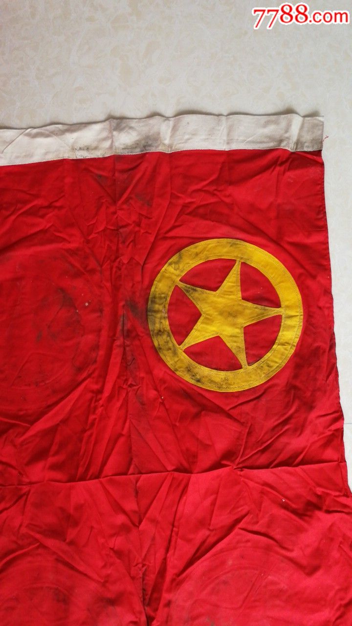 2面老团旗,红布制作,团徽是黄布缝纫机扎上的