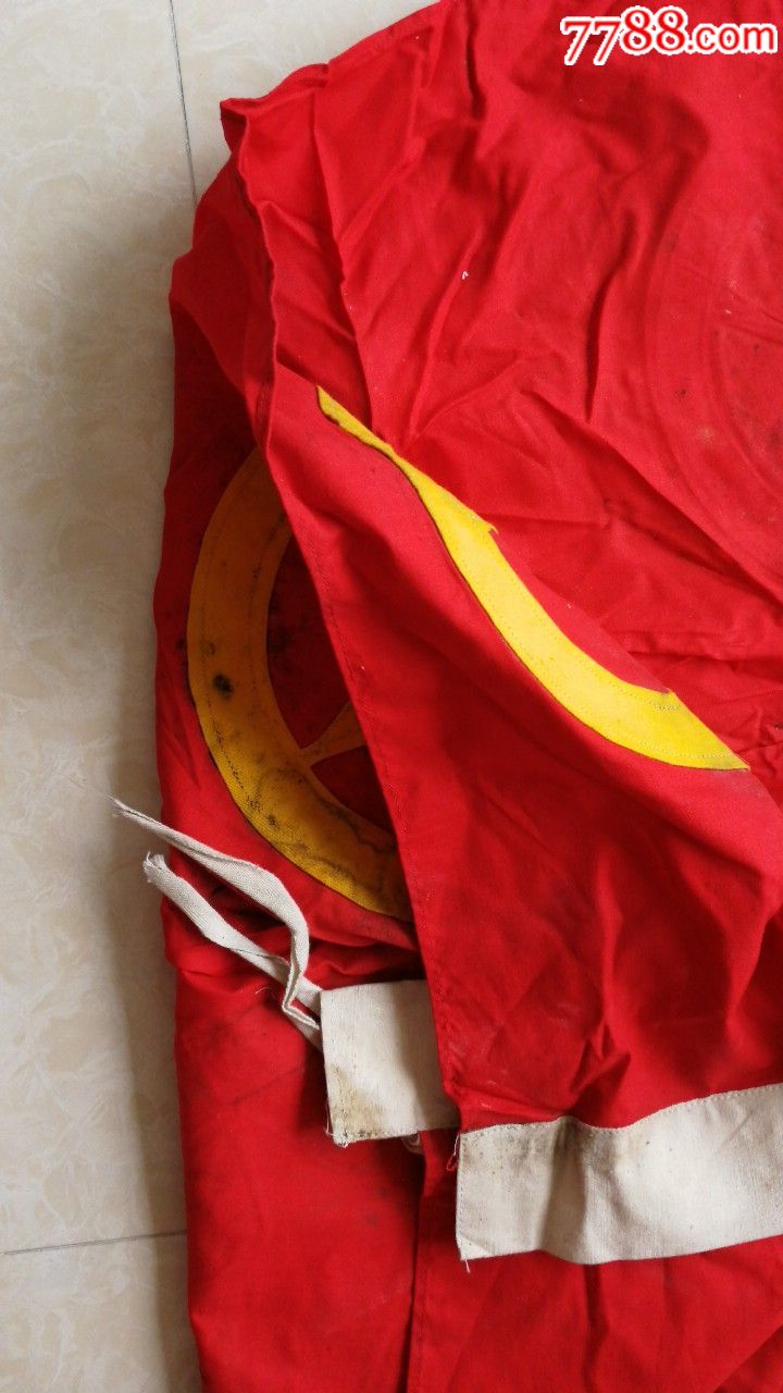 2面老团旗,红布制作,团徽是黄布缝纫机扎上的