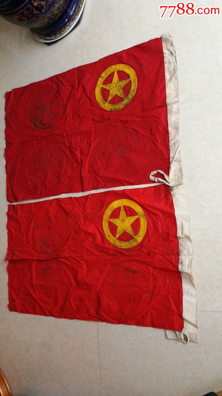 2面老团旗,红布制作,团徽是黄布缝纫机扎上的