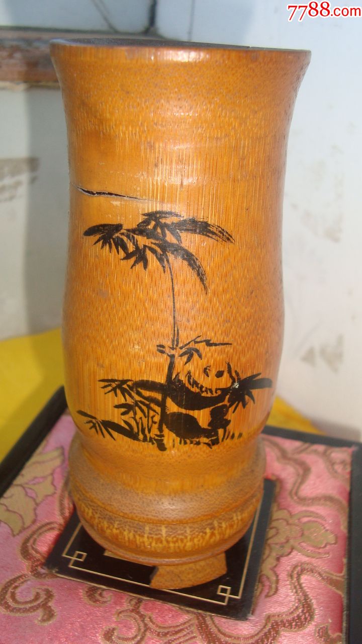 《熊猫》竹笔筒(高138毫米,直径54毫米)