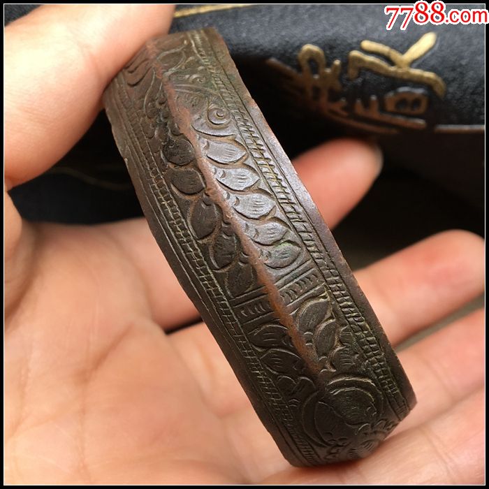 清代油润包浆紫铜带刻工老铜手镯一个