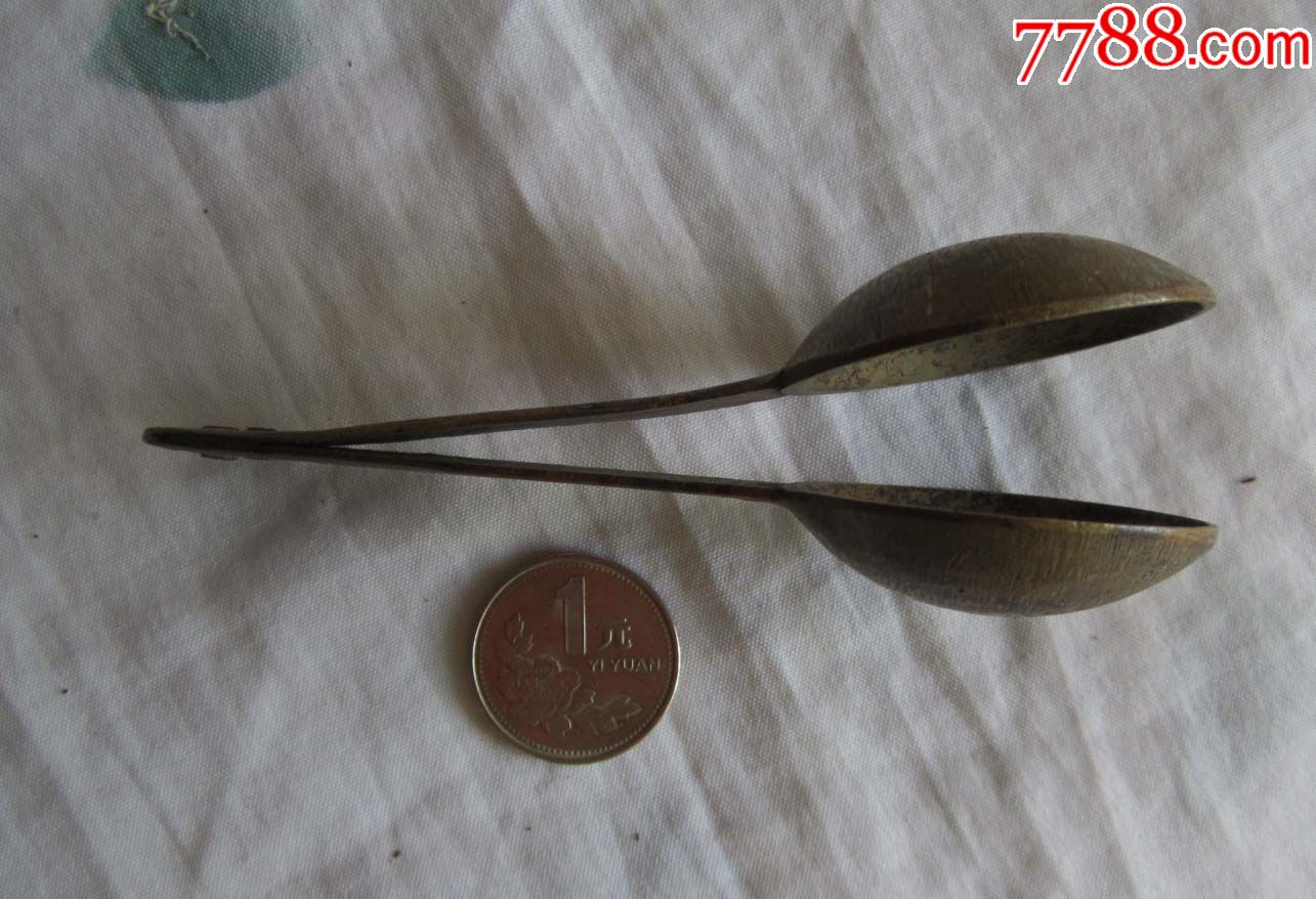 老的黄铜镊子一把