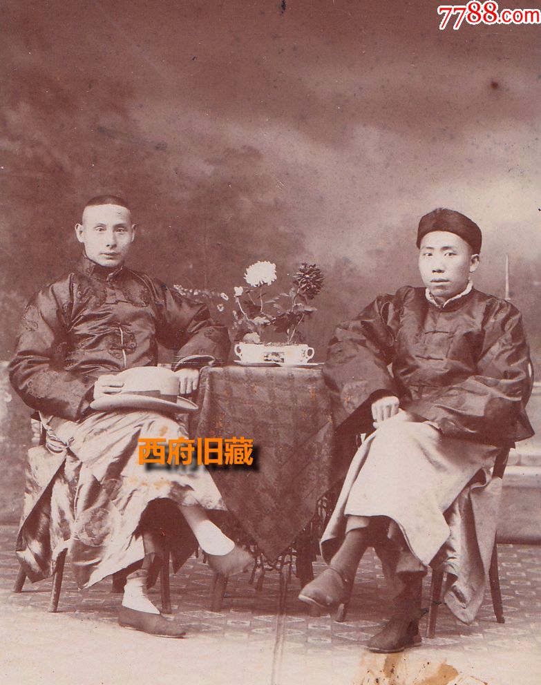 民国老照片,友人在照相馆留影,绫罗绸缎的富家子弟