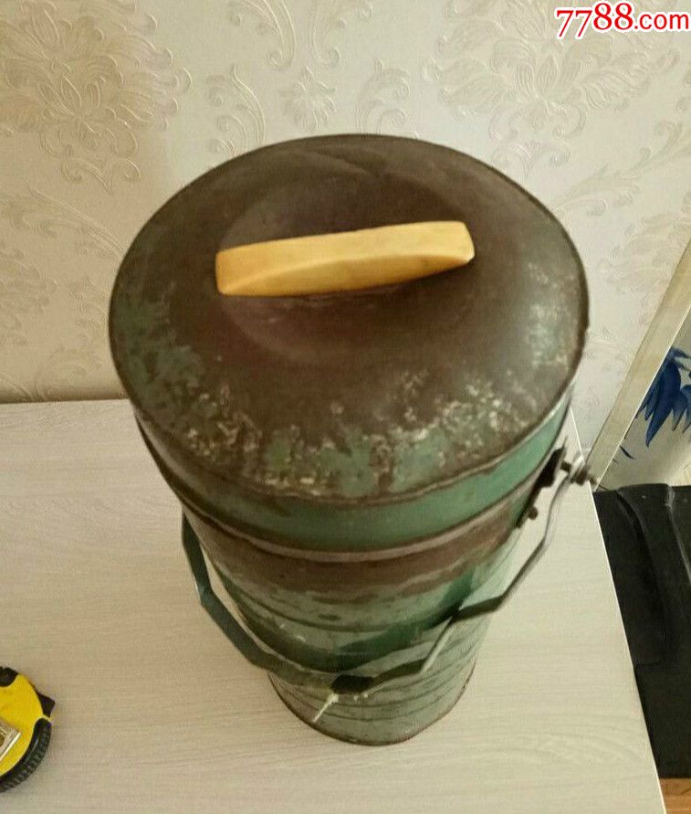 小时候应用装冰糕的大铁罐---里面有内胆上面黄色拎手应该是骨质的