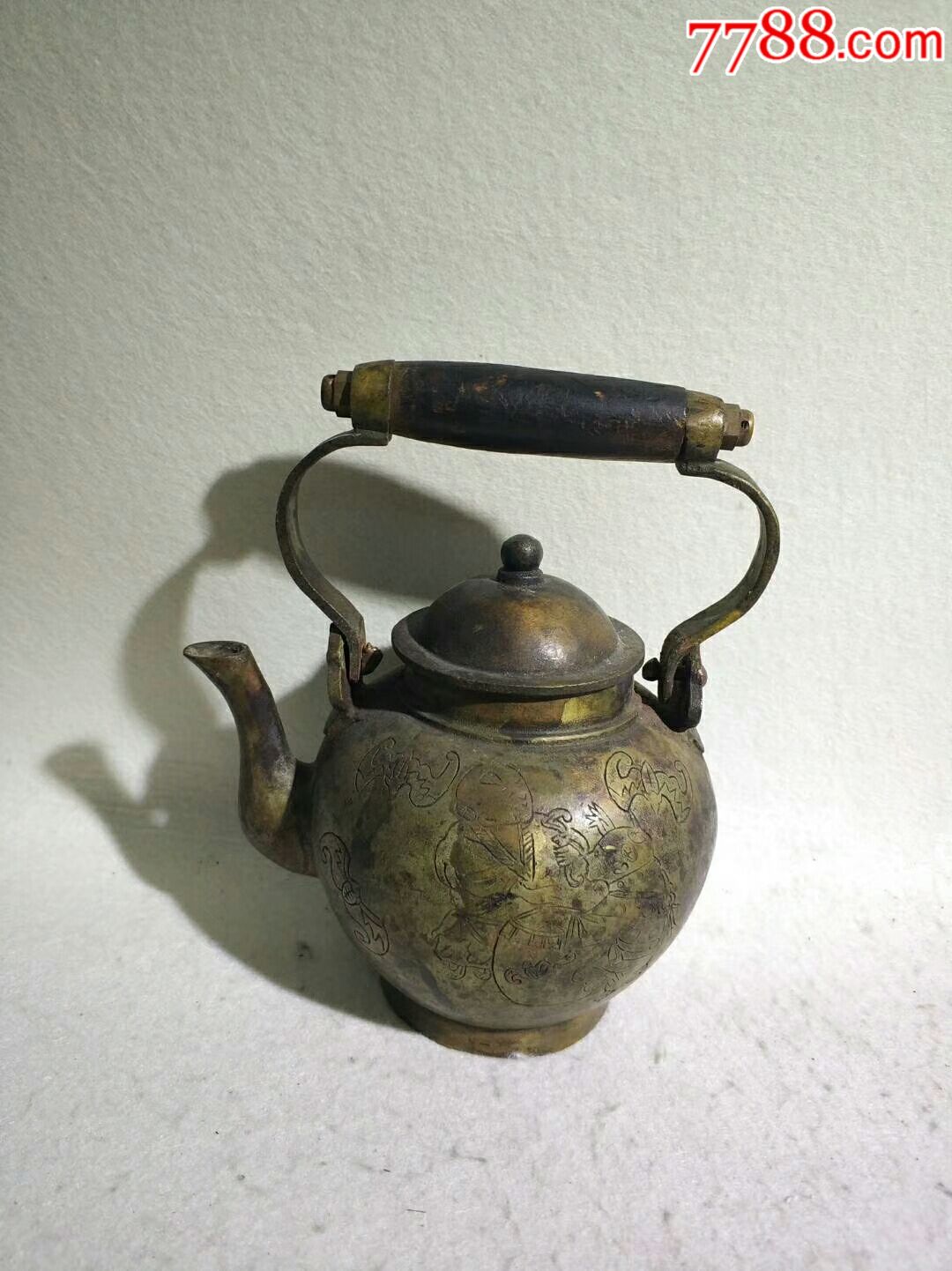 滚动鼠标滚轴,图片即可轻松放大,缩小更多"铜壶/铜瓶