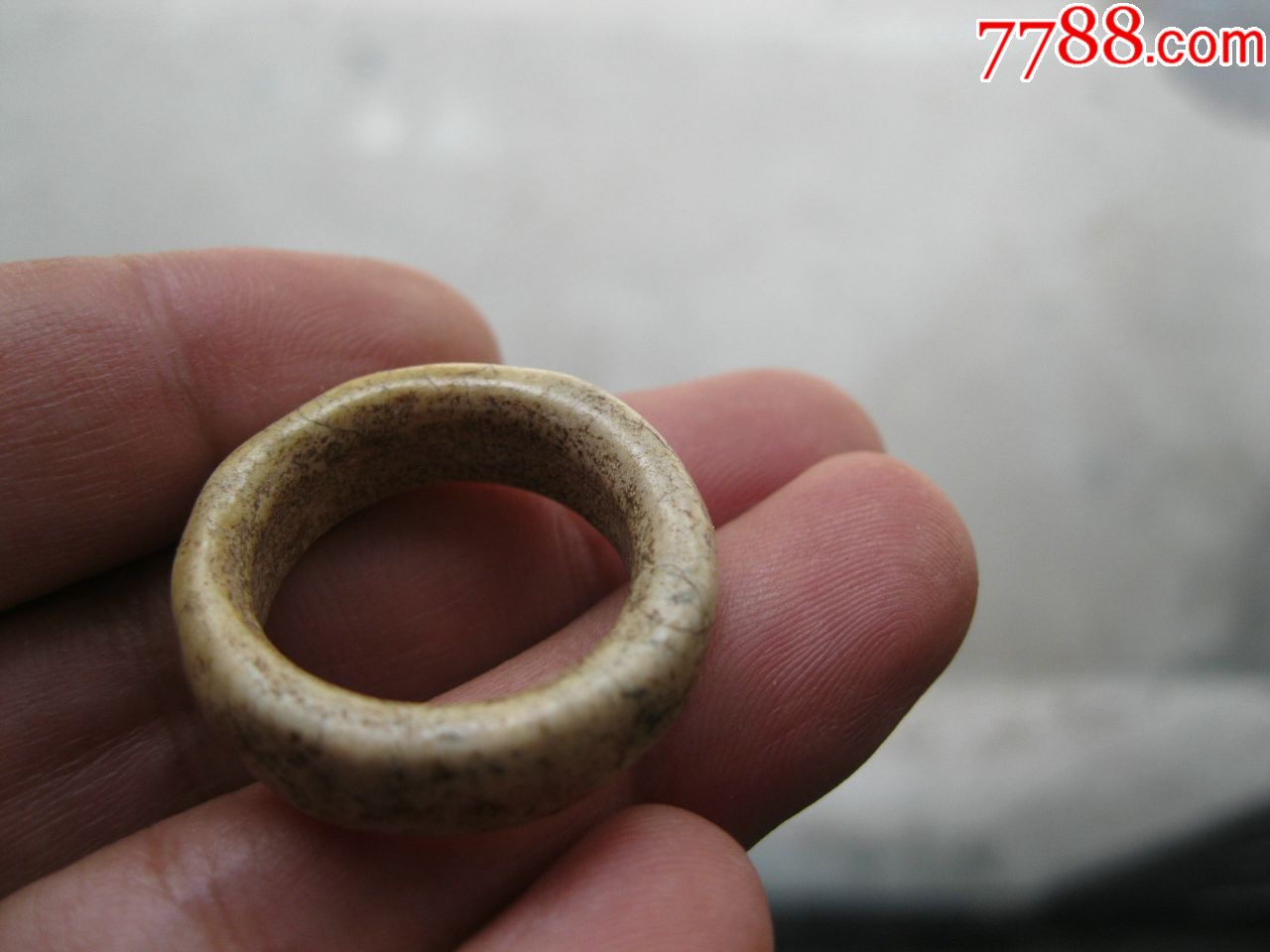 年代久远的骨戒指