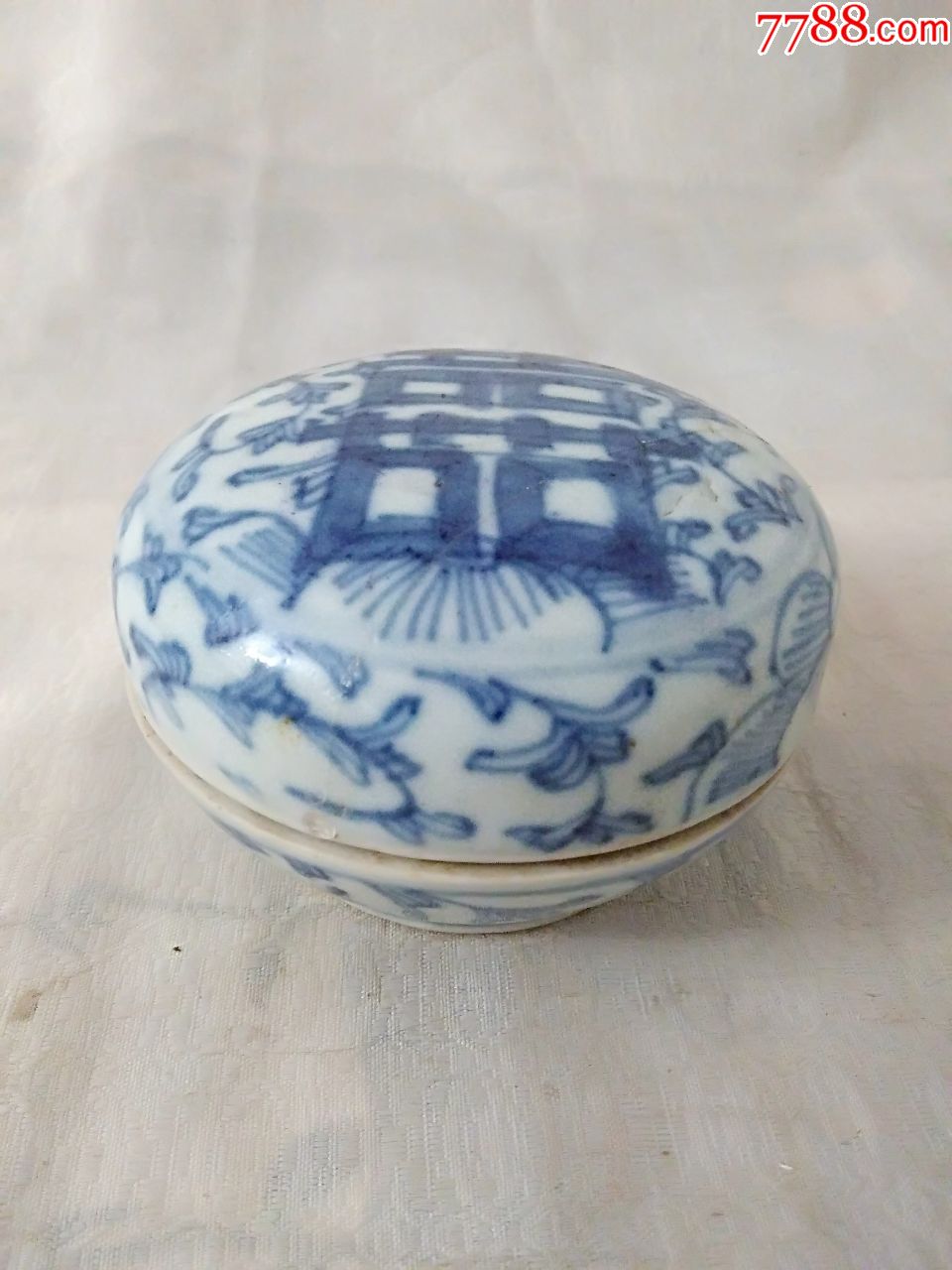 2618清代缠枝莲纹喜字青花粉盒