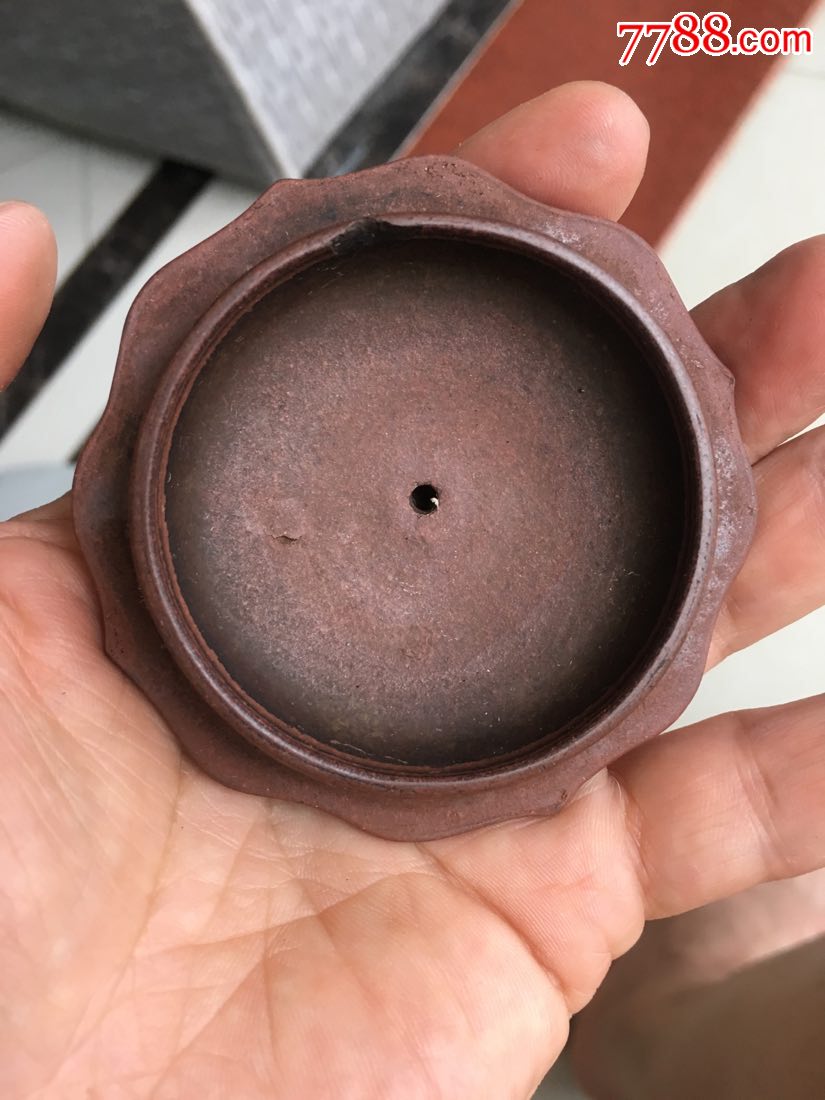 (笑迎五洲尽朝晖)正文革名家(红雨)精刻翻盖柿子壶,紫砂壶_第11张