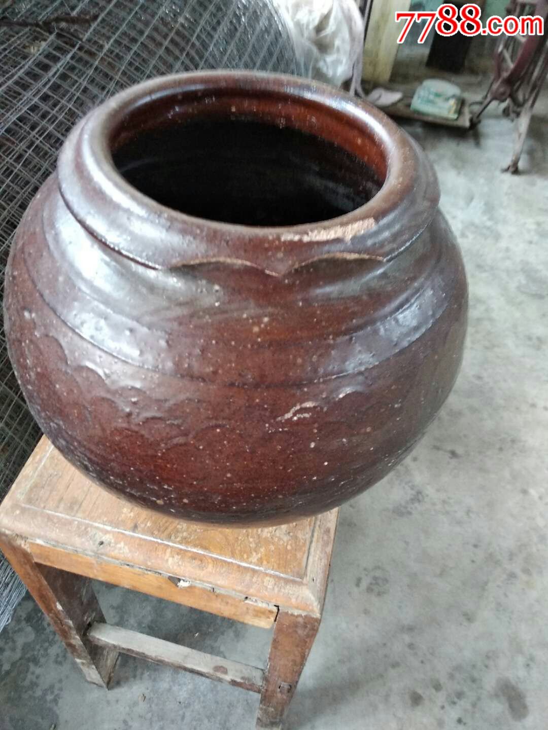 清代酱釉鱼鳞纹大罐一个