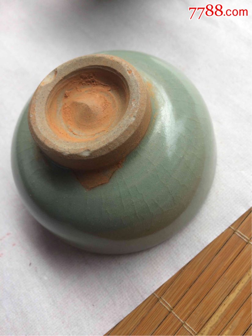 出土元代龙泉窑压手杯