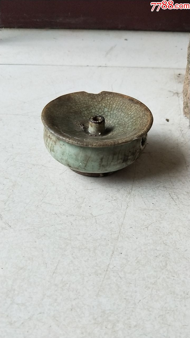 明代龙泉窑油灯