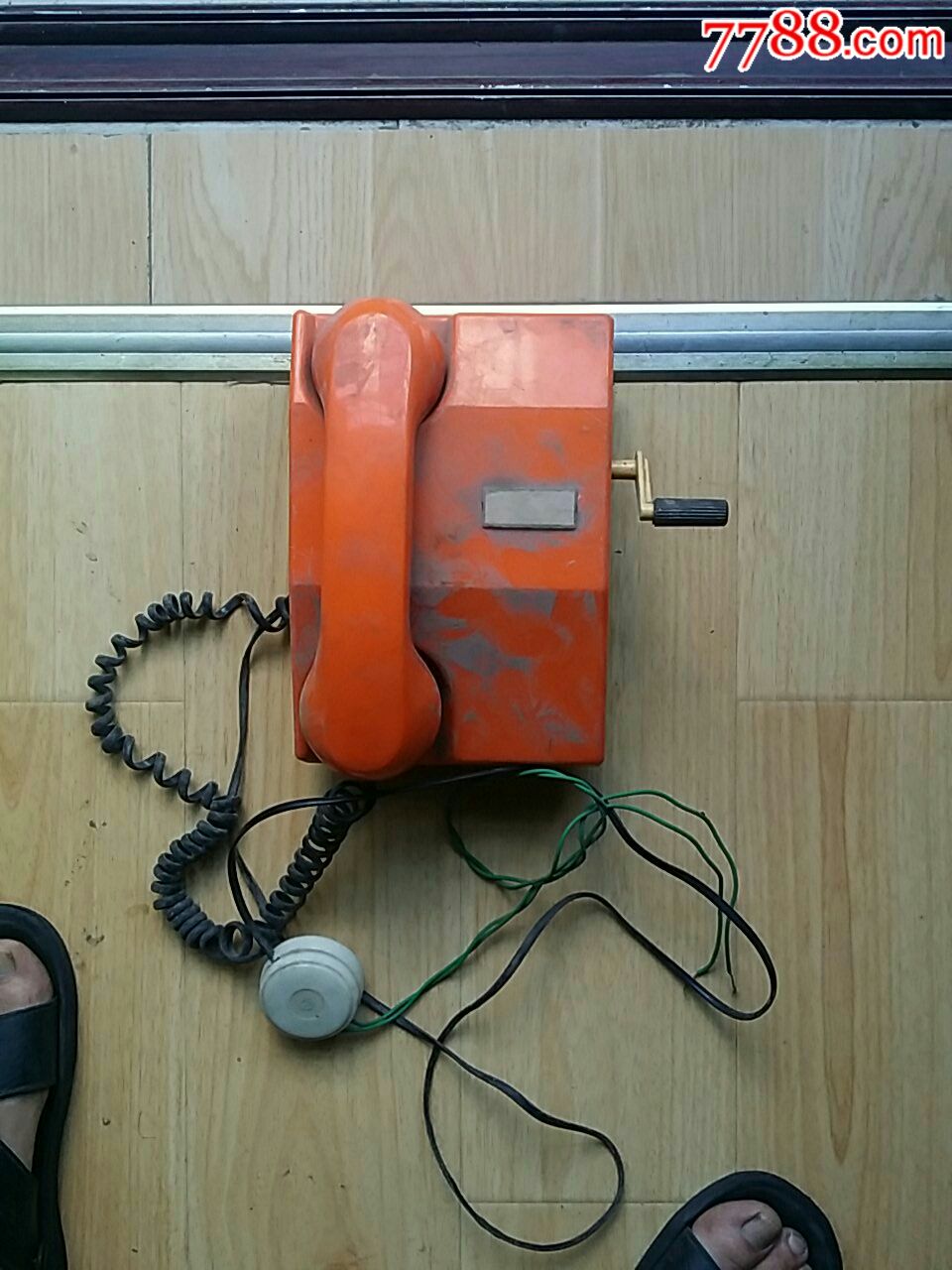 火车上怎么打手摇电话机(在火车上打电话怎么遮掩声音)