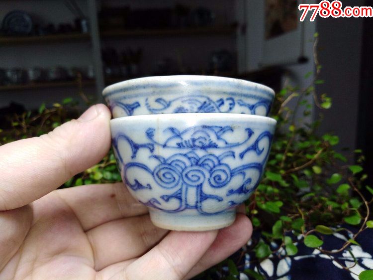 清代青花目字款缠枝莲纹福喜酒杯一对