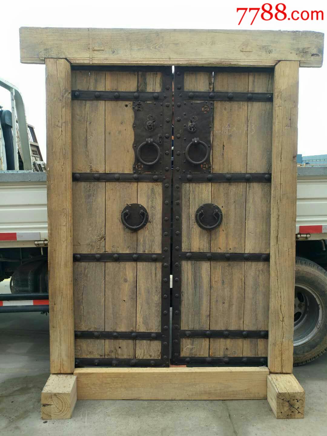 清代,精品瓜棱钉铁艺大门一套,这是以前大户人家之用品,可正常使用.