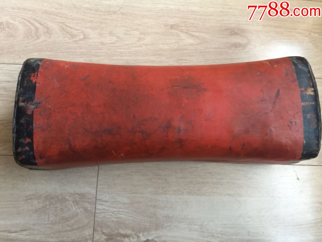 民国牛皮束腰枕,尺寸34*13*12.5厘米,有使用痕迹,品相如图,特价150包