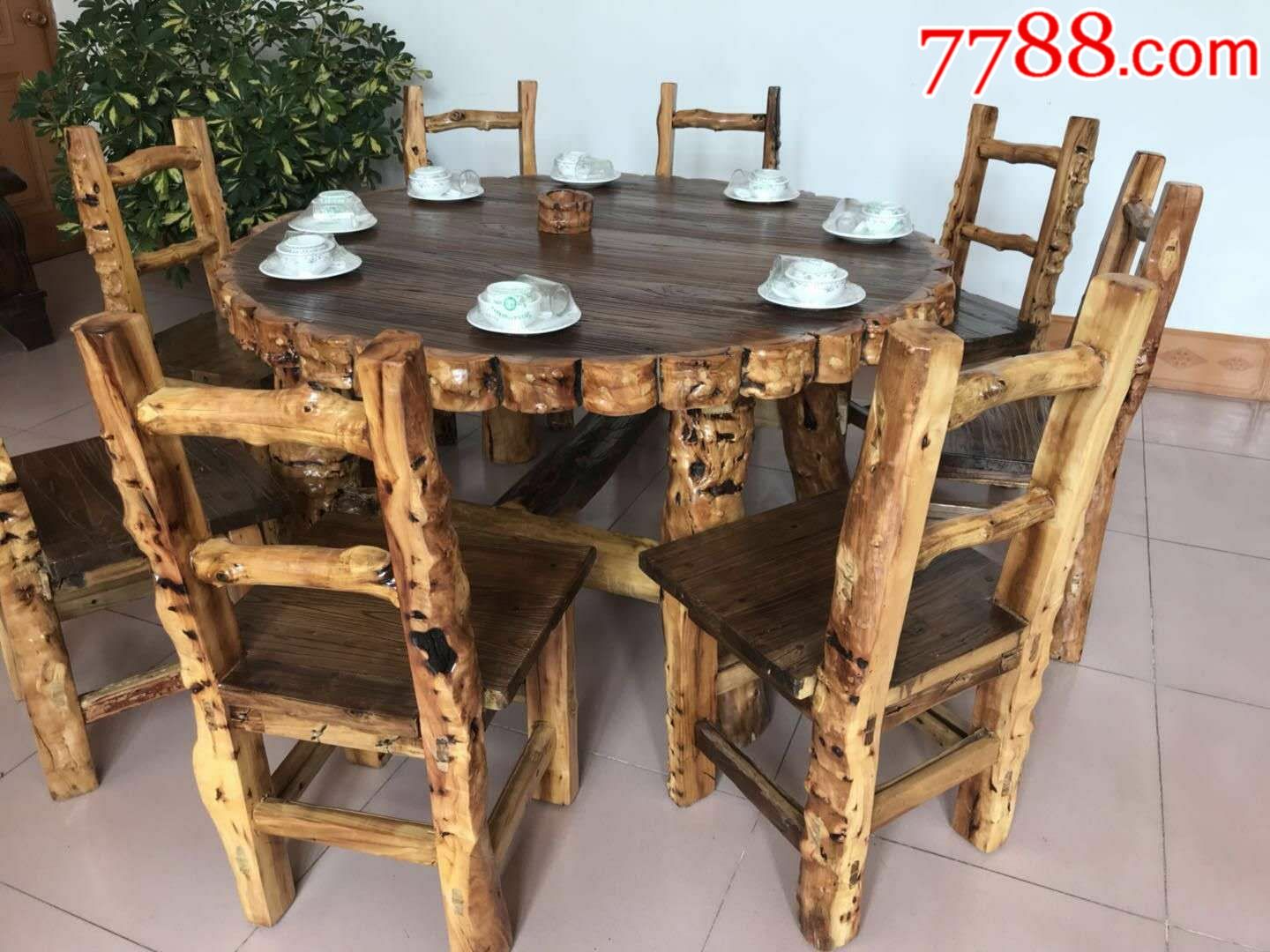 枣木圆桌一套,一桌六椅,款式新做,做工考究,尺寸如图!