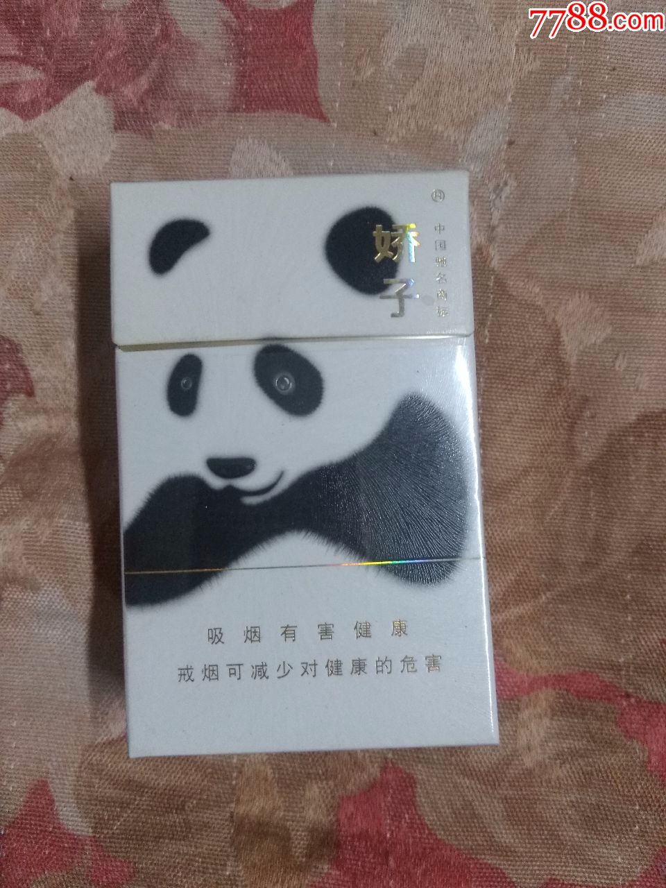 白色熊猫包装的烟图片