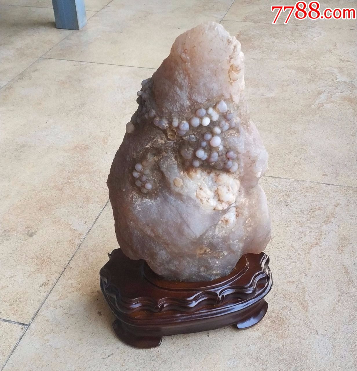 玛瑙原石戴珍珠项链的天源玛瑙石