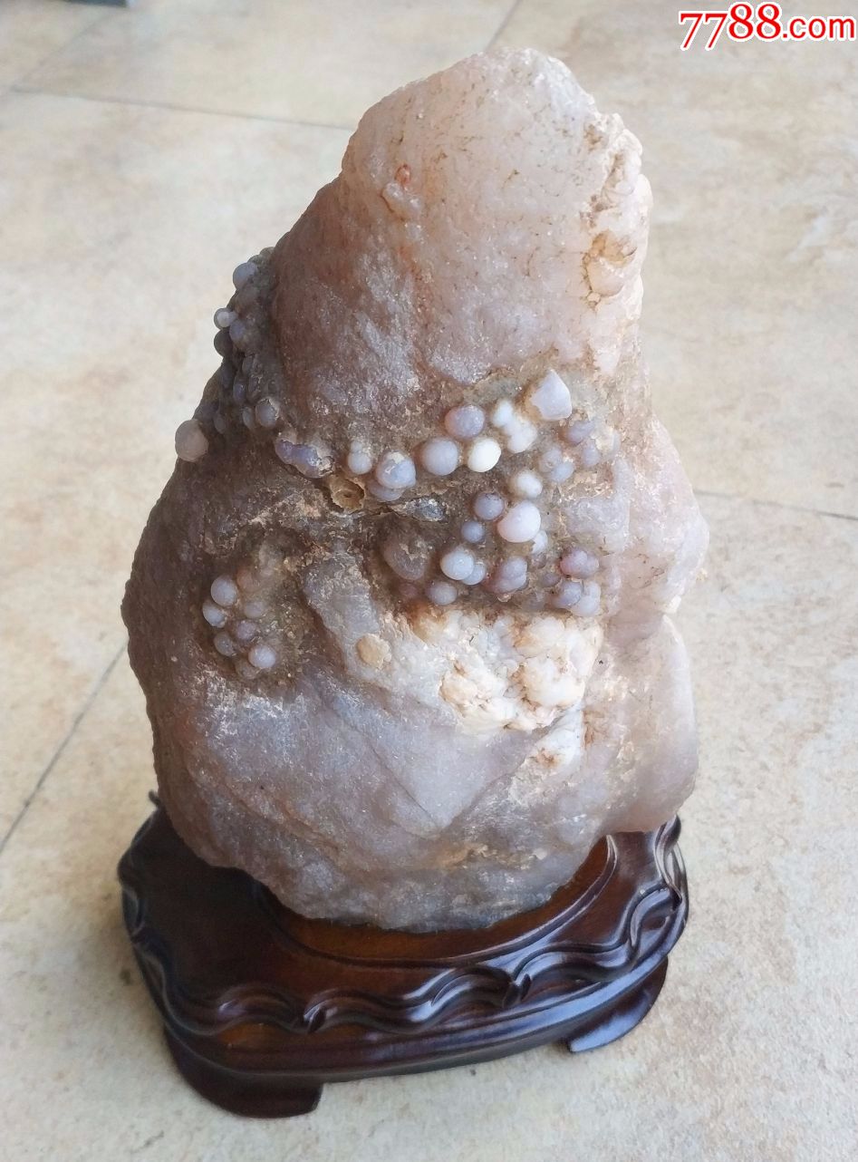 玛瑙原石戴珍珠项链的天源玛瑙石