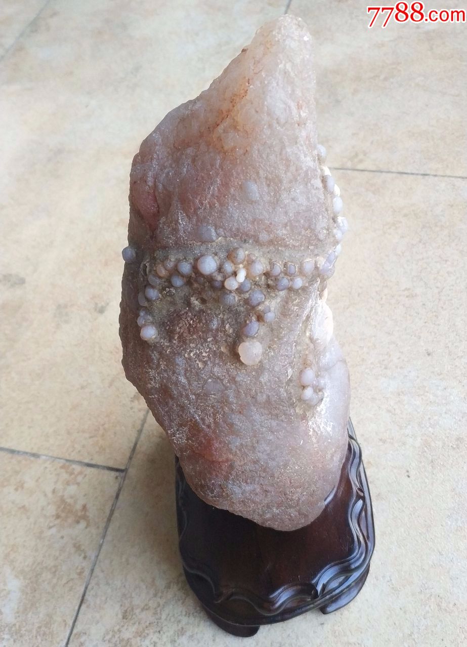 玛瑙原石戴珍珠项链的天源玛瑙石