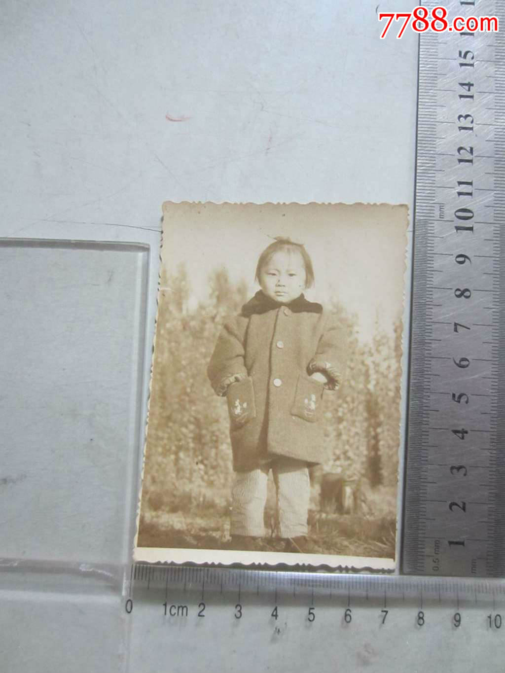 小女孩留影(老照片)