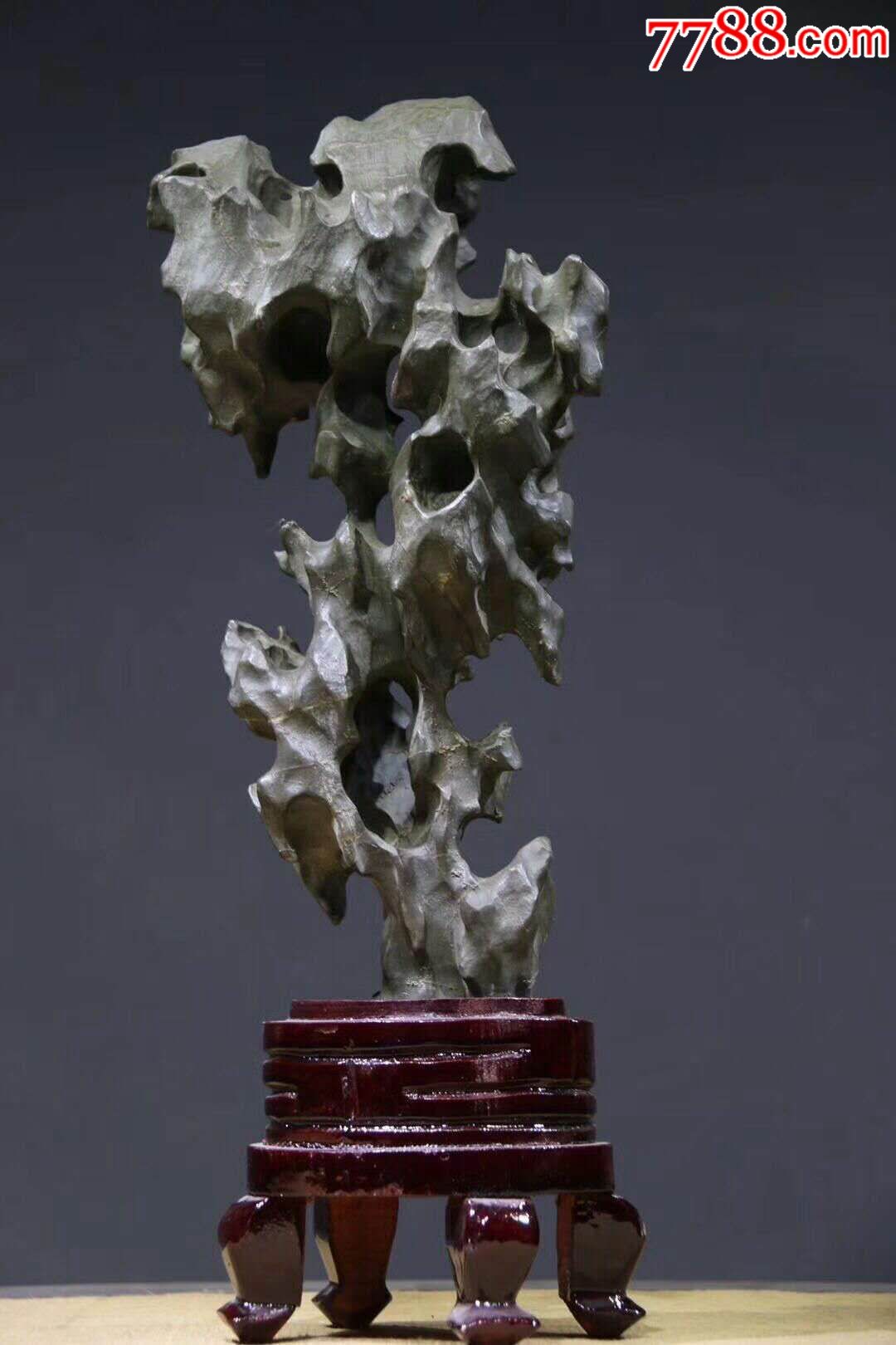 天然灵璧石摆件尺寸:50-23-13厘米此石观其表面,其色光洁,石皮老辣,包