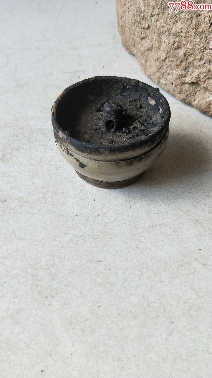 清早期青白釉油灯