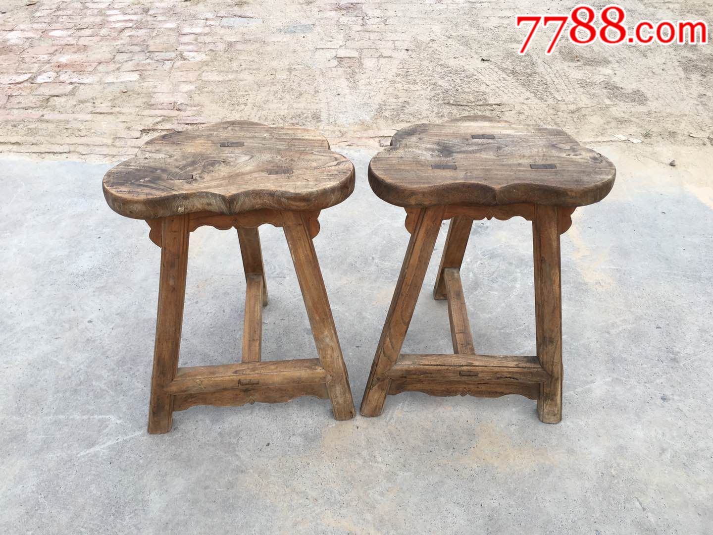 五十年代荷叶凳一对,榆木全品