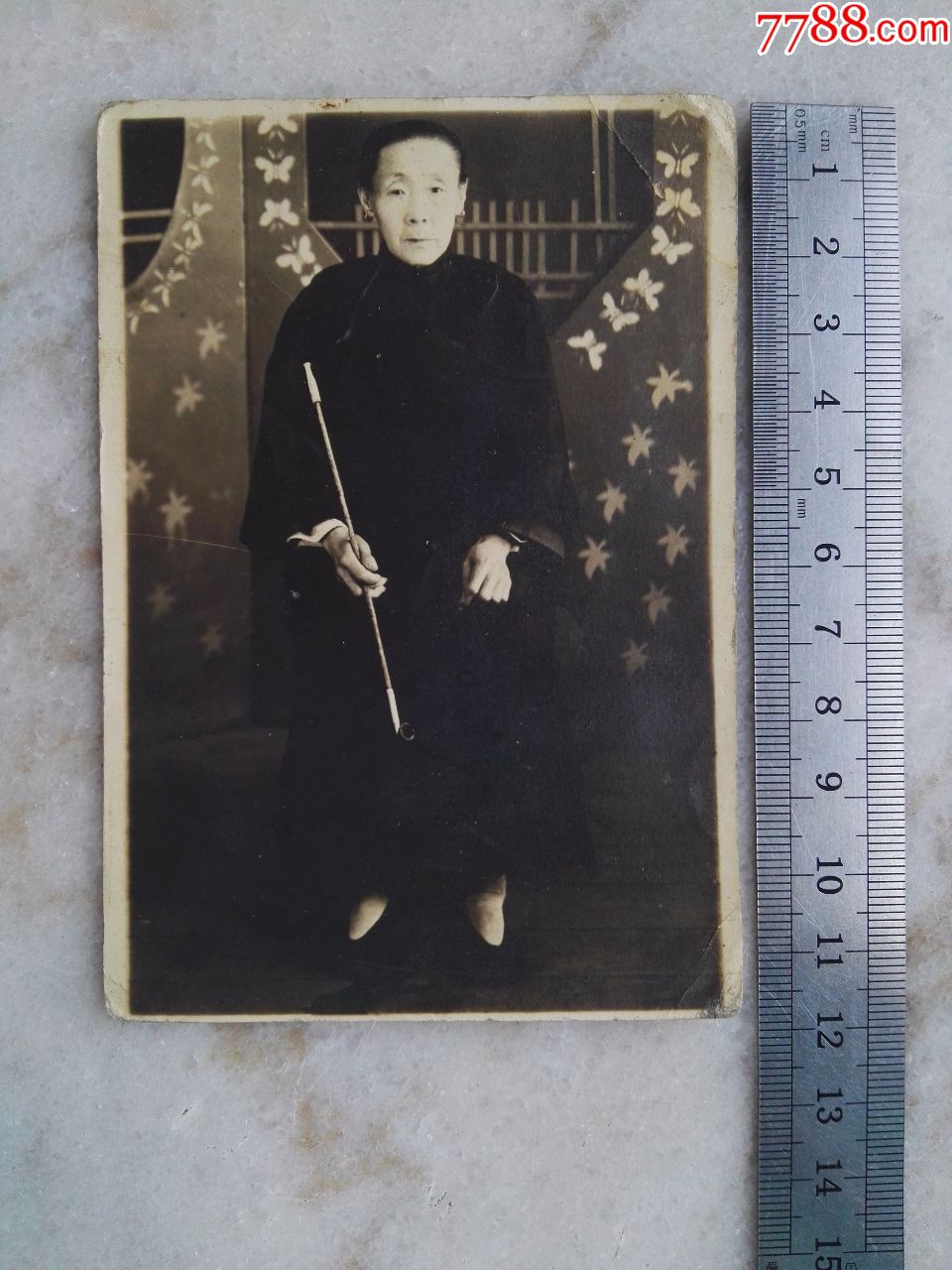 民国老妇人长烟袋