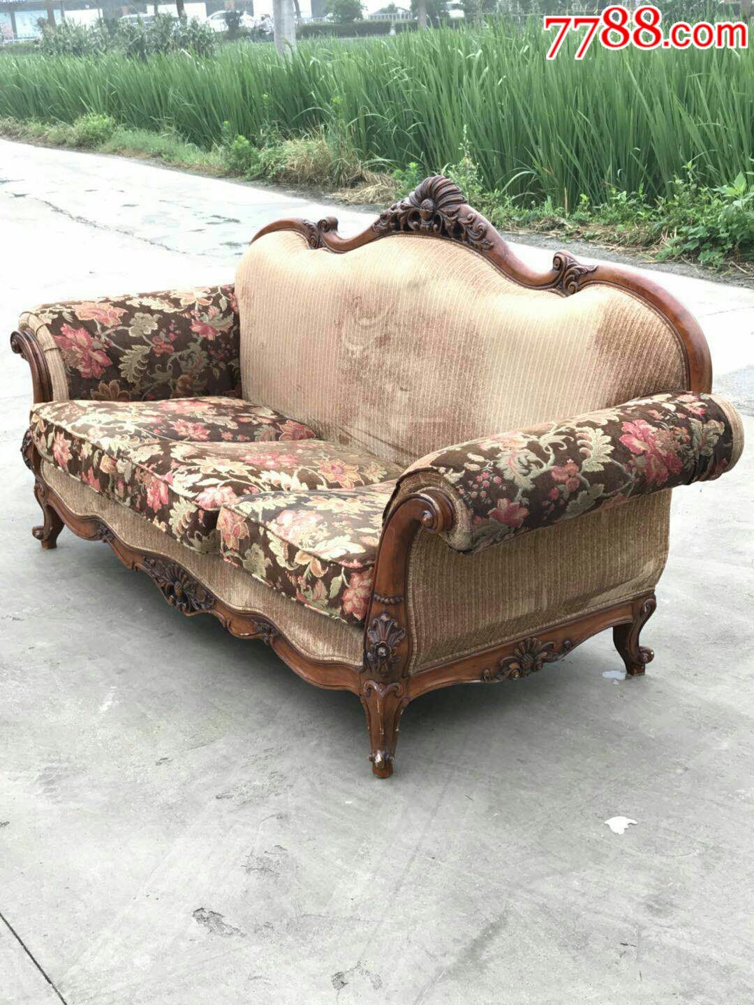 布艺沙发一个.做工高贵大气,保存完整!