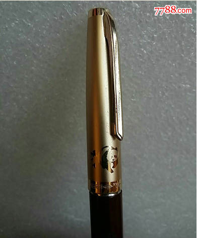 笔帽是熊猫图的白翎牌71---2钢笔