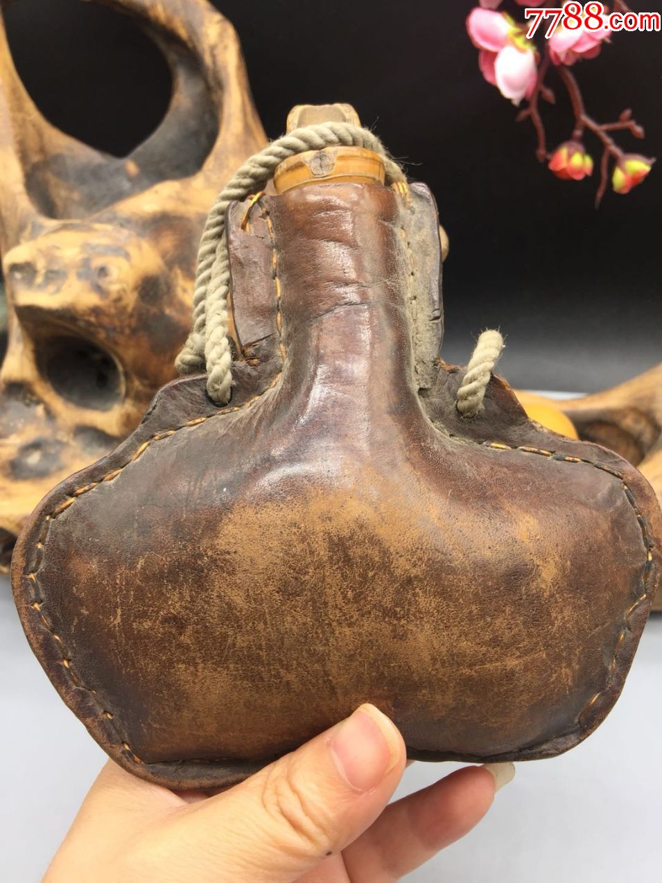 老皮制酒壶,尺寸13*14厘米,包浆漂亮,保存完好,品相如图,特价200包