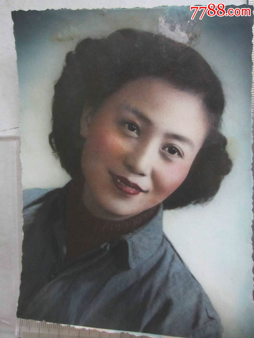 卷发美女留影(老照片)