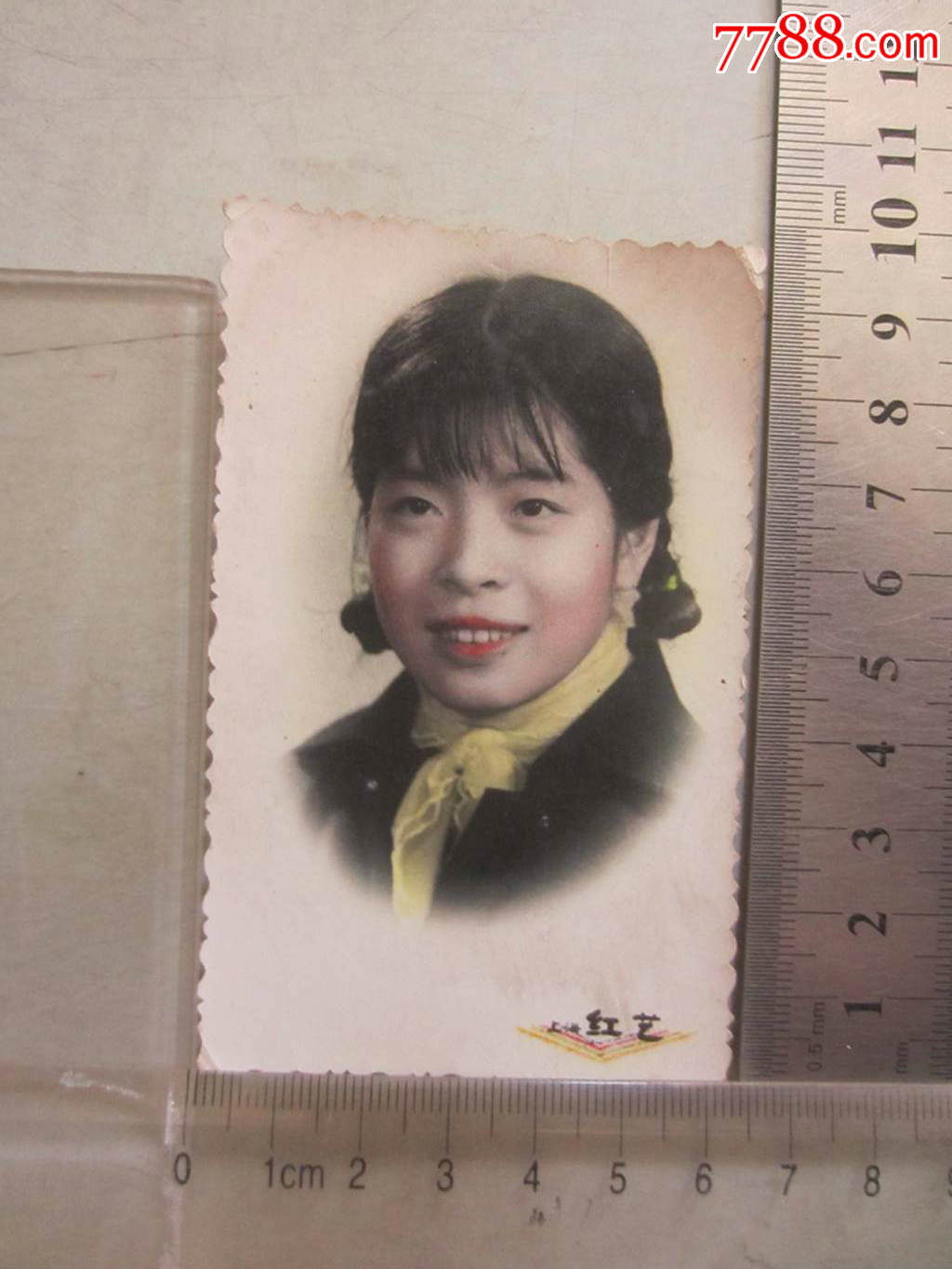 上海红艺围纱巾女子留影老照片